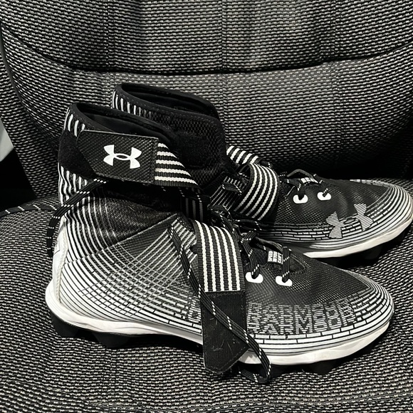Mens under armor football cleats. Size 10.5, barley worn, perfect condition - Picture 1 of 3